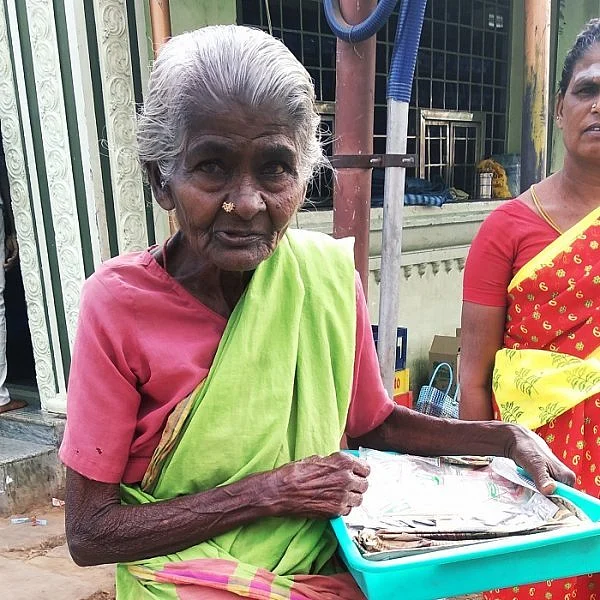 "பட்டினி கிடந்தாலும் பிச்சை எடுக்கக் கூடாதுப்பா!" பழனியில் சூடம் விற்கும் பழனியம்மா பாட்டி
