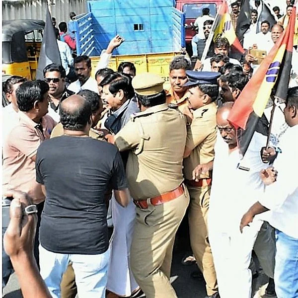 துரைமுருகன் வீட்டை முற்றுகையிட முயற்சி; தே.மு.தி.க-தி.மு.க நிர்வாகிகள் மோதலால் பதற்றம்