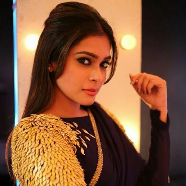 'ஃப்யூசன் ஆடைகள், வெரைட்டி டிசைன், மஞ்சள் நிறம்!' - கீர்த்தி சாந்தனுவின் ஃபேஷன் பக்கங்கள்