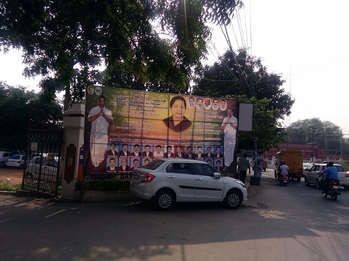 நீதிமன்ற வளாகத்திலேயே பின்பற்றப்படாத நீதிமன்றத்தின் பேனர் உத்தரவு!