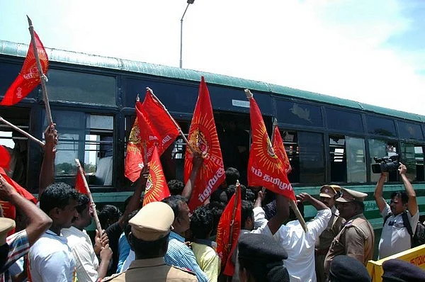 டிஆர் பாலுவின் உறவினர் சாராய ஆலையை மூடக்கோரி முற்றுகை போராட்டம்!
