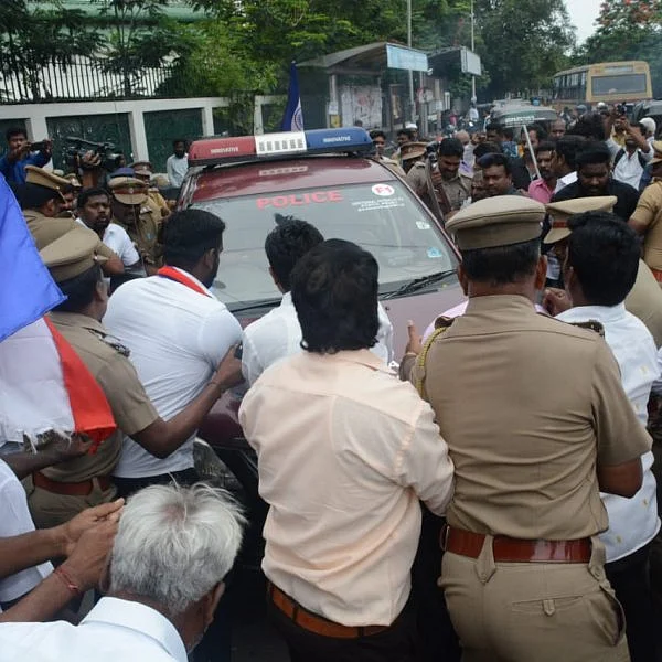 பெரியார் சிலை மீது ஷூ வீச்சு! - பா.ஜ.க வழக்கறிஞர் மீது பாய்ந்தது குண்டர் சட்டம்