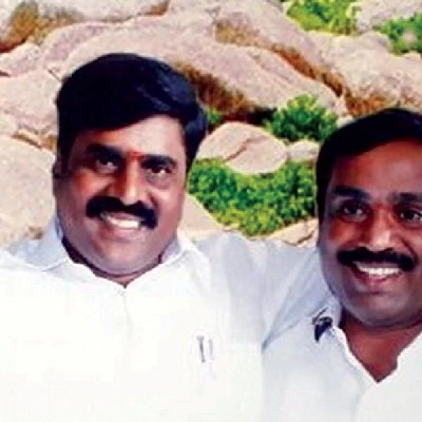 பெங்களூருவில் சிக்கிய ரெட்டி பிரதர்ஸ்... காங்கிரஸ் - ம.ஜ.த வெற்றி ரகசியம்!
