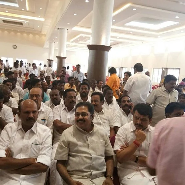 ’பதவி பறிபோகும்!’ - எச்சரித்த தினகரன்
