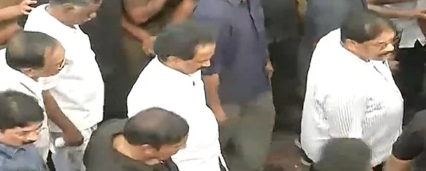 Live update: மெரினாவில் விதைக்கப்பட்டார் கலைஞர்! #Karunanidhi