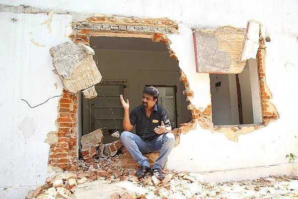 `அப்பா 50 வருஷமா வாழ்ந்த வீட்டைக் காப்பாற்ற முடியலையே!' - மிமிக்ரி சேதுவின் சகோதரர் கதறல்