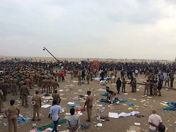 மெரினாவிலிருந்து கட்டாயமாக வெளியேற்றும் காவல்துறை: கலையமறுக்கும் இளைஞர்படை (படங்கள்)