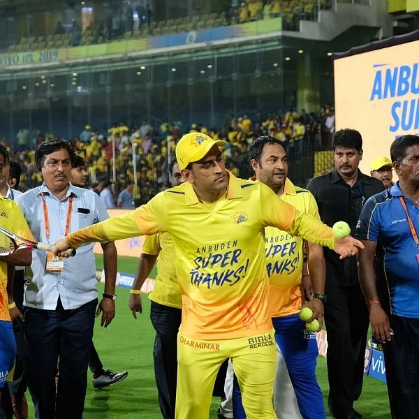 `ஒட்டுமொத்த தமிழ்நாடும் அந்தப் பெயரை சொல்லும்போது...' - ரசிகர்கள் முன் நெகிழ்ந்த தோனி! #Thala