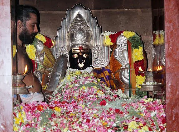 புன்னைநல்லூர் மாரியம்மனுக்கு பூச்சொரிதல்..!