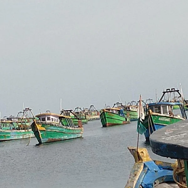 61 நாள்கள் தடை! விசைப்படகுகளைச் சீரமைக்க தீவிரம் காட்டும் மீனவர்கள்