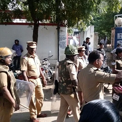 விரட்டி அடிக்கும் போலீஸ்... எதிர்த்து நிற்கும் இளைஞர்கள்!
