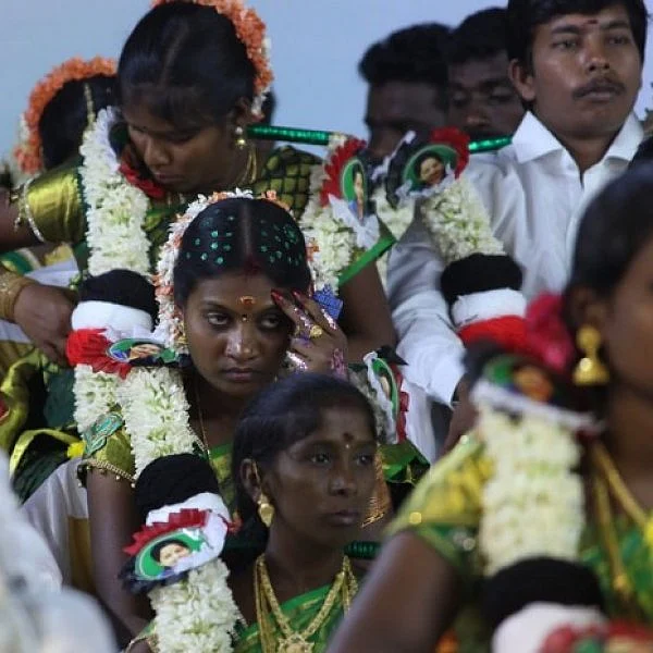 `நெற்றிப் பொட்ட துடைக்க மறந்துட்டாங்களே!'- தம்பதிகளுக்கு மீண்டும் திருமணம் செய்துவைத்த அமைச்சர்கள்