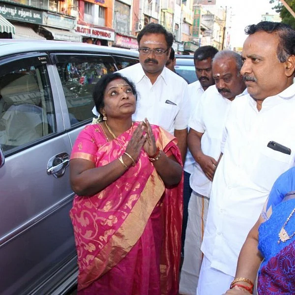 ``மீனாட்சியம்மன் கோயில் விபத்தைப் பார்வையிட்ட தமிழிசை'' - கொந்தளித்த பக்தர்கள்!