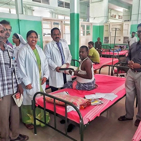 `நோயாளிகளுக்கு இலவச வேட்டி, சேலை!’ -மீனாட்சியம்மன் கோயில் நிர்வாகம் வழங்கியது