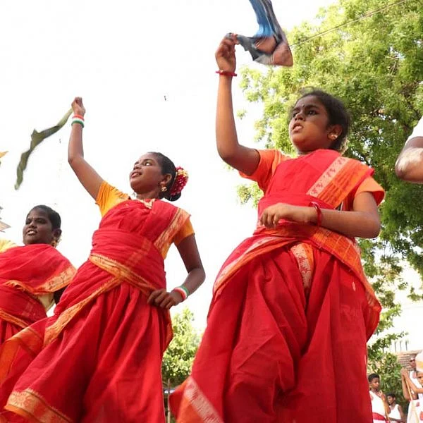 இராமநாதபுரம் மாவட்ட சிறுவர் மன்றத்தின் சார்பாக கலை பண்பாட்டுத் துறை சிறுவர்களுக்கு அளித்த கோடை கால கலைப்பயிற்சிகள்... படங்கள் - உ.பாண்டி