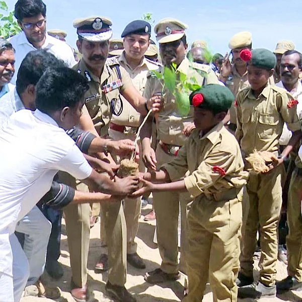 ரயில் படிக்கட்டில் பயணிப்பவர்கள் பற்றி ட்விட்டரில் பதிவிடலாம்; ஏ.டி.ஜி.பி சைலேந்திரபாபு தகவல்
