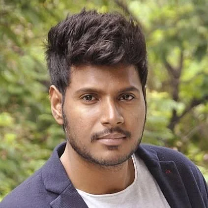 `ஒருவேளை பேயா இருக்குமோ?!' - சந்தீப் கிஷனின் `கண்ணாடி' டீசர்