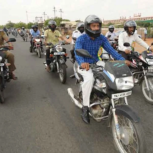 `தலைக்கவசம் அவசியம்!’ - இருசக்கர வாகனப் பேரணியில் கலந்துகொண்ட கரூர் ஆட்சியர்
