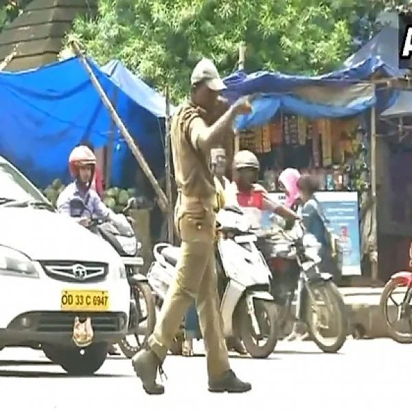 நடனம் மூலம் டிராஃபிக் கன்ட்ரோல் செய்யும் காவலர்! - வைரலாகும் வீடியோ