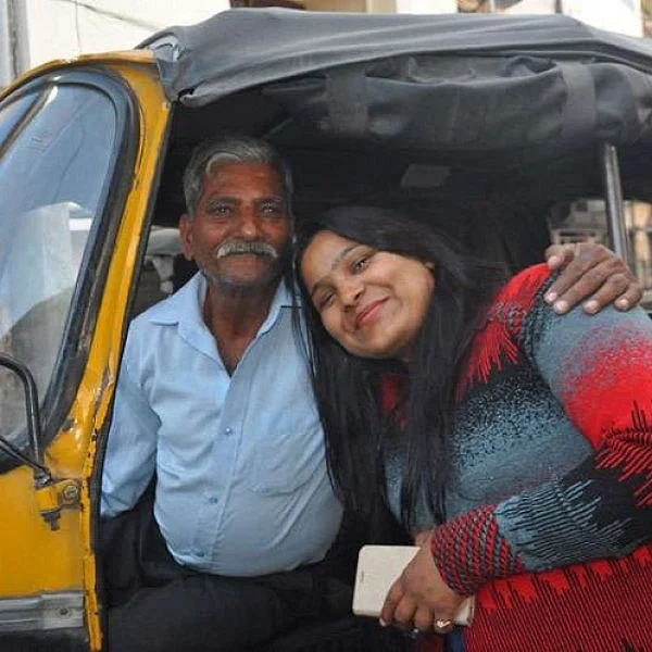 `என் ஏழ்மை அவர்களின் படிப்பைப் பாதிக்கல!' - நீதிபதியான மகளை நினைத்து நெகிழும் ஆட்டோ டிரைவர்