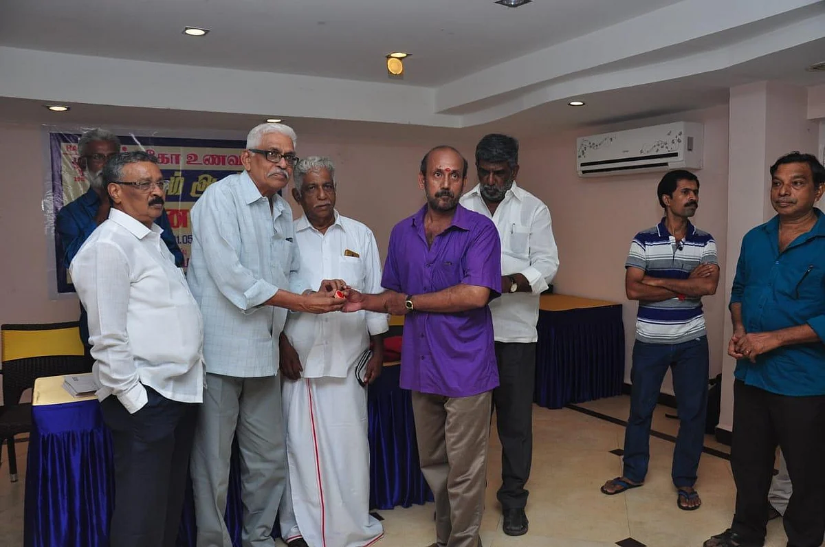 இப்படியும் ஒரு டீ கடை ஓனர் - 300 நாள் வேலை பார்த்தால் தங்க மோதிரம்!