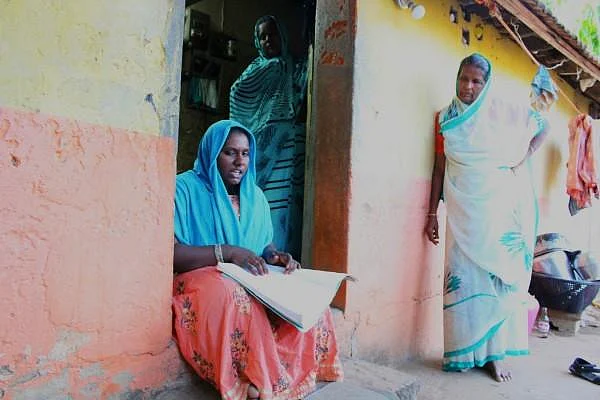 "அட்மிஷன் கொடுக்கத் தயங்கின பள்ளியில, வகுப்பில் முதல் மாணவியா வந்திருக்கேன்!" - ப்ளஸ்டூ விழிச்சவால் ஹலிமா