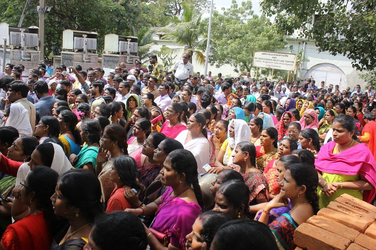 அரசு ஊழியர்கள், ஆசிரியர்களுக்கு சம்பளம் `கட்'! - தமிழக அரசு திடீர் நடவடிக்கை #JactogeoProtest