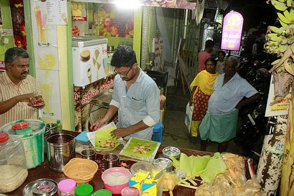 படித்தது இன்ஜினீயரிங்... பார்ப்பது தள்ளுவண்டியில் உணவு விற்பனை! - கரூர் இளைஞரின் கதை