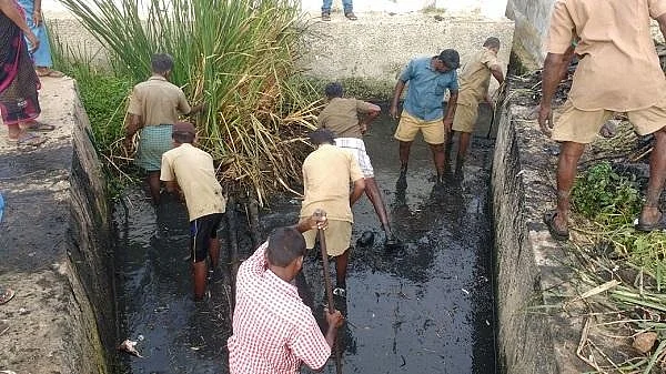 பாதுகாப்பு உபகரணம் இல்லாமல் சாக்கடை சுத்தம் செய்யும் ஊழியர்கள்! நெல்லை மாநகராட்சியின் அவலம்