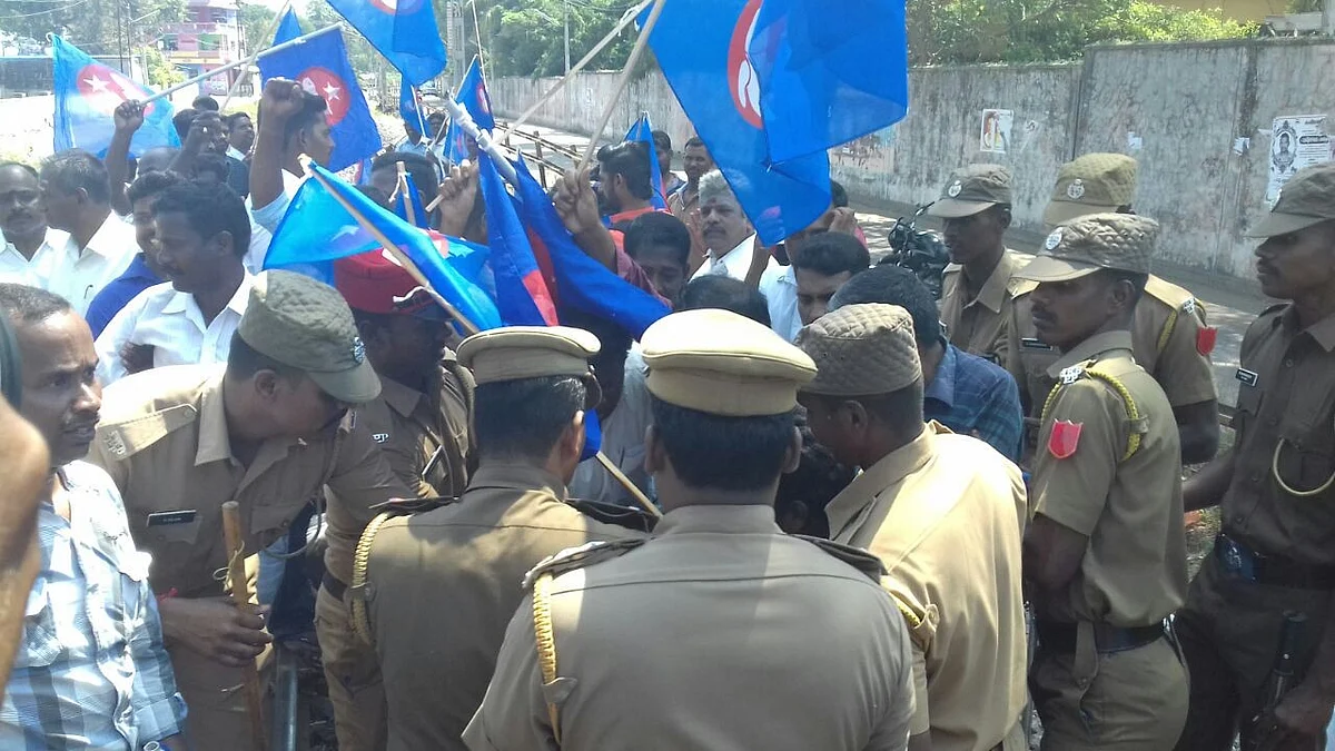 தமிழக மீனவர் சுட்டுக் கொல்லப்பட்டதைக் கண்டித்து, புதுச்சேரியில் ரயில் மறியல்!