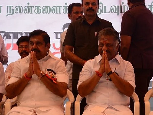`தனித்தனி ஆலோசனையில் தவறில்லையே..?’ - பற்றவைத்த சீனிவாசன்; விளக்கமளித்த ஜெயக்குமார்