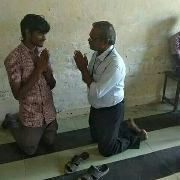 `ஒழுங்காப் படிங்கப்பா' - மாணவர்களிடம் மண்டியிட்டு நெகிழவைத்த தலைமையாசிரியர்