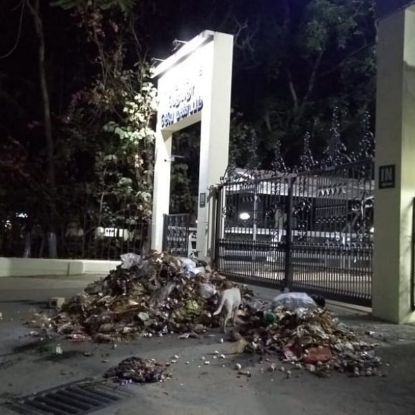 ``நொய்யல் ஆற்றை அசுத்தப்படுத்துவதா?” - காருண்யா முன்பு நூதனப் போராட்டத்தில் ஈடுபட்ட இளைஞர்கள்