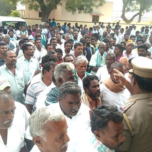 ``மாட்டு வண்டியில் மணல் அள்ள அனுமதி வேணும்!” அமைச்சரை முற்றுகையிட்ட தொழிலாளர்கள்