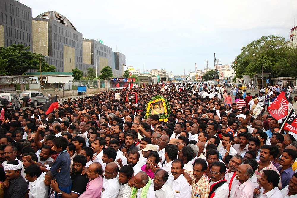 நூறு விமர்சனங்கள்... ஆயிரம் காதல்கள்..! கருணாநிதியோடு ஓர் இறுதிப்பயணம்