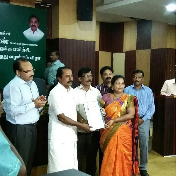 `இந்த விருதுக்குப் பின்னால் ஆயிரம் மனவருத்தங்கள்'- மனம் திறக்கும் கனவு ஆசிரியை கவிதா