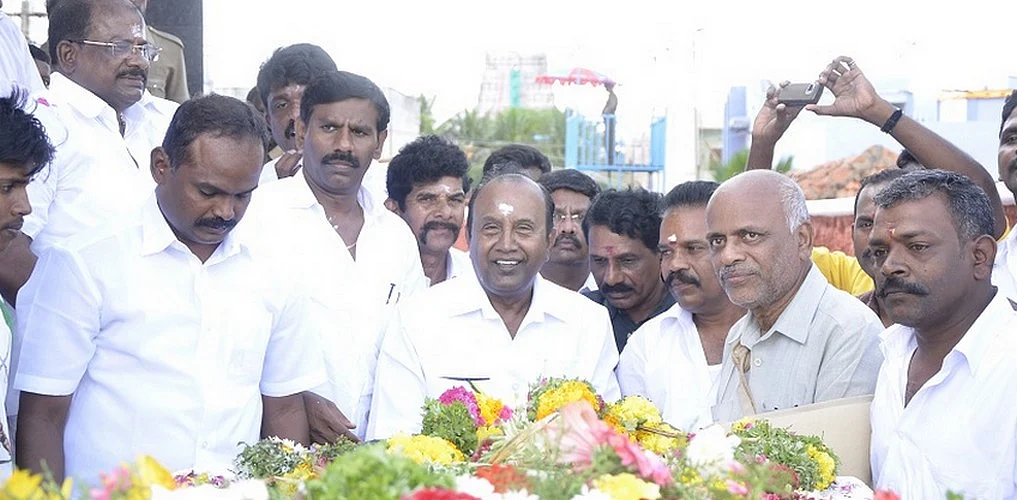 மருது சகோதரர்கள் குருபூஜை: கட்சித்தலைவர்கள் அஞ்சலி!