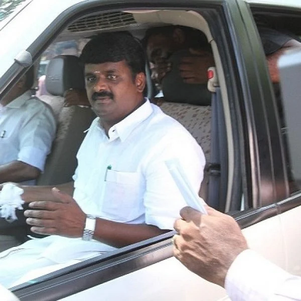 விஸ்வரூபம் எடுத்த கந்துவட்டி பிரச்னை! - நெல்லைப் பயணத்தைத் திடீர் ரத்து செய்த அமைச்சர் விஜயபாஸ்கர்