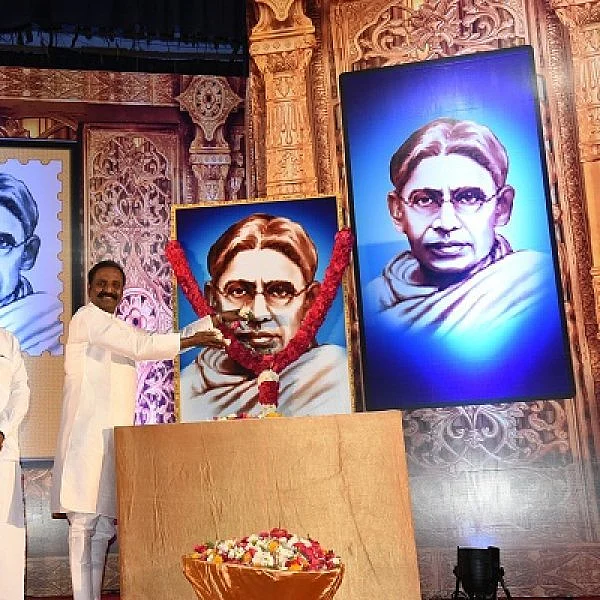 ``தாக்குவதற்கு வீரம் தேவையில்லை. தாங்குவதற்குதான் வீரம் தேவை!'’ - விமர்சகர்களுக்கு வைரமுத்து பதில்