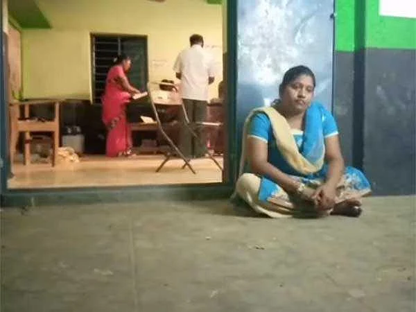 ``சிவகார்த்திகேயனை மட்டும் அனுமதித்தீர்கள்; என்னை ஏன் அனுமதிக்கவில்லை?” -பெண் தர்ணாவால் பரபரப்பு