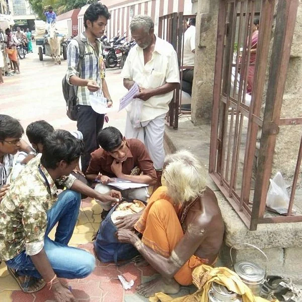 "ப்ளீஸ்... பிச்சைக்காரர்களுக்கு காசு போடாதீர்கள்!" - மறுவாழ்வு அளிக்கும் இளைஞர்கள்! #VikatanExclusive