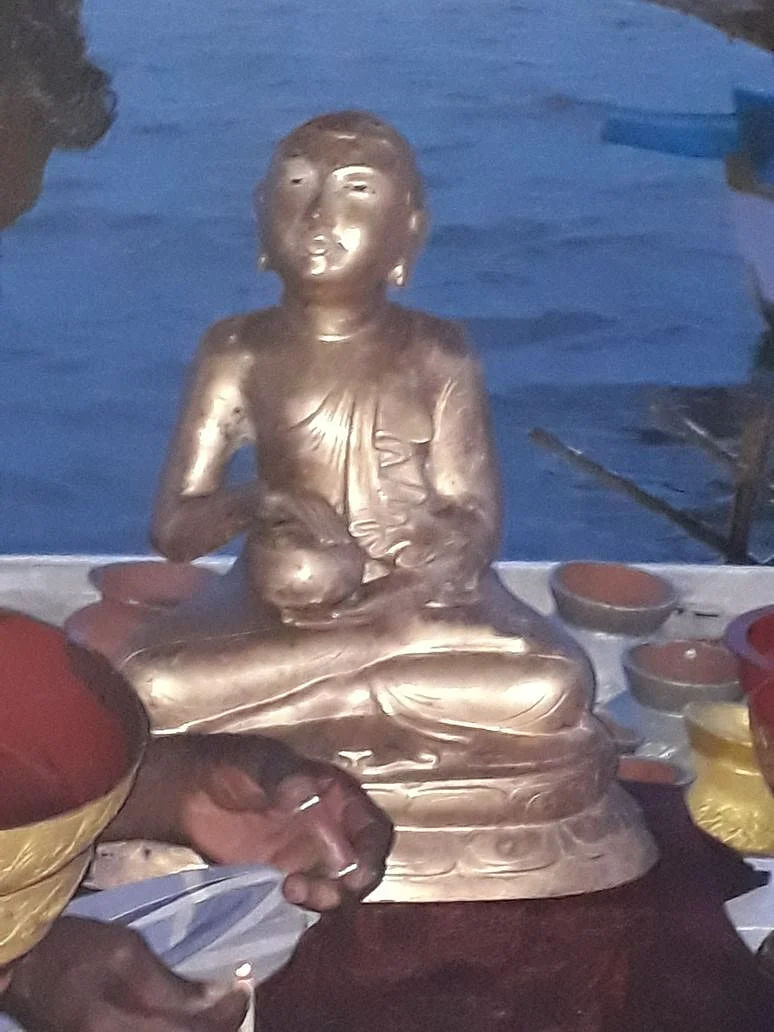 ஆளில்லா மூங்கில் தெப்பம்... புத்தர் சாயலில் குட்டி சிலை! - ஆச்சர்யத்தில் மீனவர்கள்