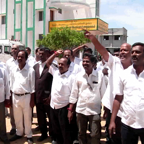 `லஞ்சம் கொடுத்தால் ஆவணம் தருவேன்' - பதிவாளருக்கு எதிராகக் கொந்தளித்த வக்கீல்கள்