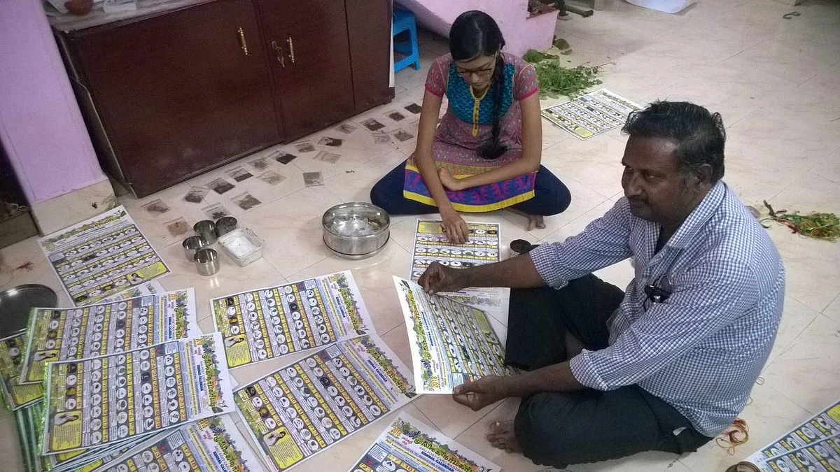 மூலிகை நாள்காட்டி வழங்கி அசத்தும் ஓவியர்..!