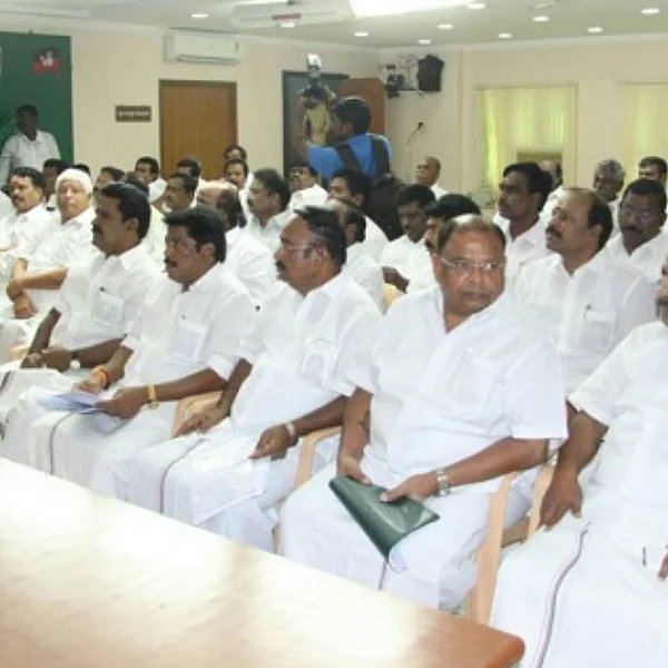 அ.தி.மு.க அணிகள் இணைப்பு பேச்சுவார்த்தைக்கு முட்டுக்கட்டை போடுவது யார்.. யார்..? பரபர பின்னணி !