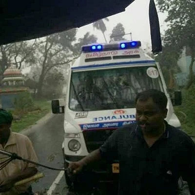 புயல் சீற்றத்தில் தடைகளை தாண்டி கர்ப்பிணியை காப்பாற்றிய ரவீந்திரன்! (நெகிழ வைக்கும் படங்கள்)