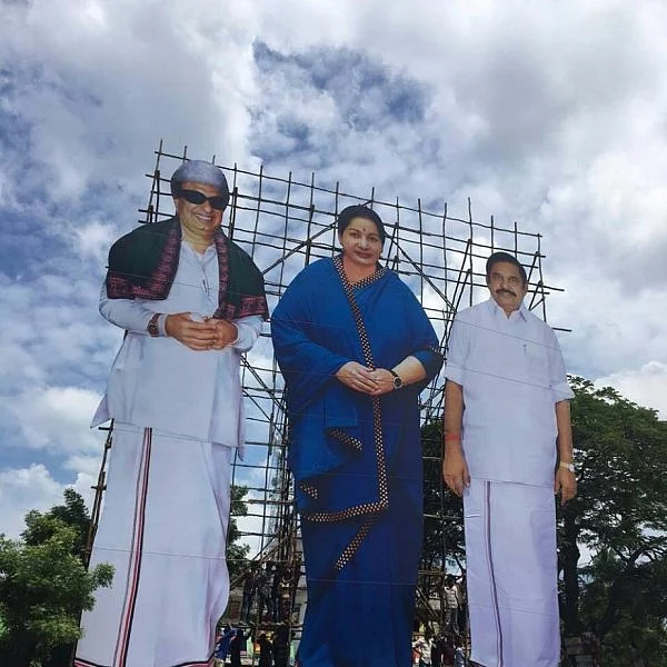 ஜெயலலிதாவுக்கு இணையாக எடப்பாடி பழனிசாமி: கடலூரை மிரளவைத்த கட் அவுட்!
