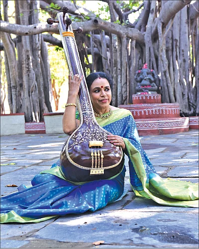 ``பாடகர்களுக்கு சாரீரம் மட்டுமல்ல... சரீரமும் முக்கியம்!’’ - சுதா ரகுநாதன்