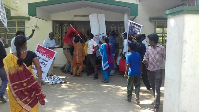 அரசு அலுவலகங்களில் ஜெ. படத்தை அகற்றக்கோரி ஆர்ப்பாட்டம்