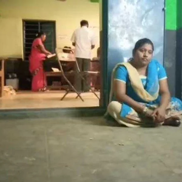 ``சிவகார்த்திகேயனை மட்டும் அனுமதித்தீர்கள்; என்னை ஏன் அனுமதிக்கவில்லை?” -பெண் தர்ணாவால் பரபரப்பு